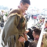 Aha ?!?! Sein Sohn muss ihm auch nach 20 Jahren noch den Strick anziehen....