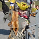 Nico, wärmt den Konfetti-Wurfarm ein!