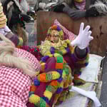 er liess sich naiverweise vom Konfettiregen überraschen