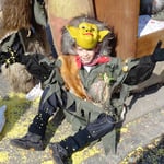 Der kleine Mann hat bereits vor dem Umzug ein Fest - und sieht viel beschwingter aus als der grosse Mann auf dem vorherigen Bild!