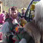 Wä, du häsch überall Konfetti, so gosch mer nöd zum Ässä! Tja, unser Umzugschef organisiert wirklich alles!