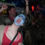 Hinten und vorne, überall, Hooligans!