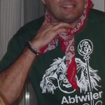 der Tochter hat er die Stulpen hochkant angezogen und das Leibchen trägt er falsch herum