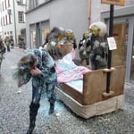 Ach so - eine hübsche Freiwillige, wie nett!