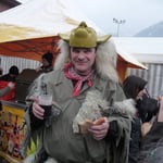 er würde gerne den Storch vorzeigen, hat aber die Hände voll