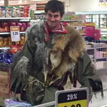 Er strahlt! Ob Gnomenmami ihm etwas Süsses in den Einkaufskorb gelegt hat?