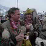 er schwitzt nur, weil er lange Unterhosen anhat