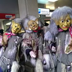 sie schwiegen, denn der Dialekt hätte sie auffliegen lassen