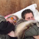 Kleinkinder und sie zwei sehen wie Englein aus im Schlaf