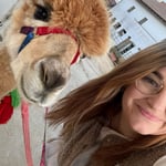 Herzlicher Selfie‑Moment mit einem Alpaka