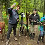 Fotomoment zwischen Mensch und Alpaka auf der Wanderung