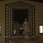 Trompe l'oeil pergola en peinture labellisée dans chai du vignoble Degas