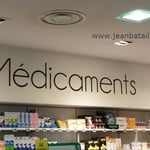 Lettres peintes en acrylique sur mur intérieur de pharmacie