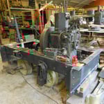 De motor van de O&K Montania RL1c is in het frame gehesen om er beter aan te kunnen werken.