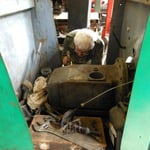 Evert Jan werkt aan de versnellingsbak van de Autotron SCHOEMA. De motor loopt inmiddels weer.