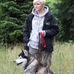 Uma und Julia schauen beim einspannen zu - beide froh, dass sie selbst nicht ran müssen.