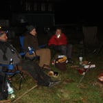 Nach dem Training gemütlich am Feuer sitzen, grillieren und ein/zwei Cheli trinken.