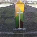 Grabverglasungen und Kreuze