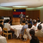 写真⑤：懇親会・来賓御挨拶（慶應義塾塾員センター部長）