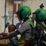 В Африке, даже дети умеют управлять мотоциклом!