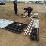 フェンス支柱へエポタール塗布作業