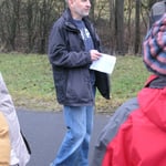 Matthias Möbs weist die Wanderer in die Strecke ein