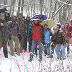 Zweiter Versuch eines Gruppenbilds im Wald bei heftigem Schneefall