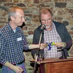 Robert Scheibel dankt Maximilian Burk für die 25 Jahre andauernde Betreuung der Aktion Streuobstwiesen