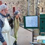 Imker Reinhold Witzel zeigt die Bienen im Stock