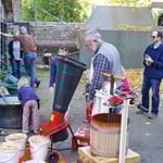 Reinhold Witzel ist auch an der Obstpresse aktiv