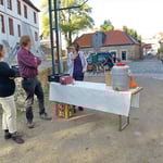 Draußen warten die Mostausschenker