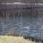 Interessante Eisstrukturen auf den Waldteichen