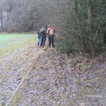 Einige Wanderer schauten sich das Gleisbett näher an