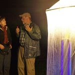 Fachgespräch am Lichtnetz, Schutzgebietsbetreuer Maximilian Burk kennt sich gut aus