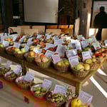 Nicht alltäglich: Die Obstsortenausstellung kann gegen Ende der Veranstaltung aufgegessen werden