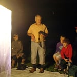 Dr. Klinger erklärt den Kindern die Lebensgewohnheiten der Nachtfalter