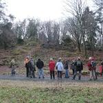 Die Wanderer suchen die Ähnlichkeit zu den Eschbacher Klippen