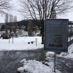 Das Plakat soll Buchtbesucher über das Bauvorhaben informieren...uns gluschtig machen.