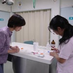 マッサージ用のジェルを作っているところ