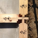 土台の交差部。5寸の通し柱は基礎に直接建てます。