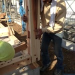 2方向からホゾが入るので持ち上げながら通します。