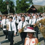 Wer findet die Person, die nicht im korrekt Schritt ist???