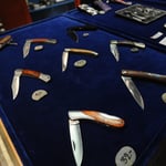 Auch spezielle Taschenmesser stehen im Angebot.