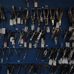 Zahlreiche Scheren und Zangen stehen zum Verkauf.