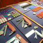 Armee- und andere Sackmesser gibt es zu kaufen.