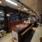 Blick in den Verkaufsladen vom Eingang her.