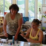 Petra und Christine Leber beim Kreieren von Figuren