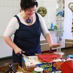 Anita Klassen beim Filzdekorieren