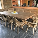 Die Essgruppe mit wunderschöner Maserung aus original alter Eiche hat einen perfekten Platz gefunden.