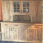 Der praktische Schrank passt nicht nur perfekt zum Ambiente, sondern ist auch noch sehr praktisch für Geschirr und Tischwäsche.